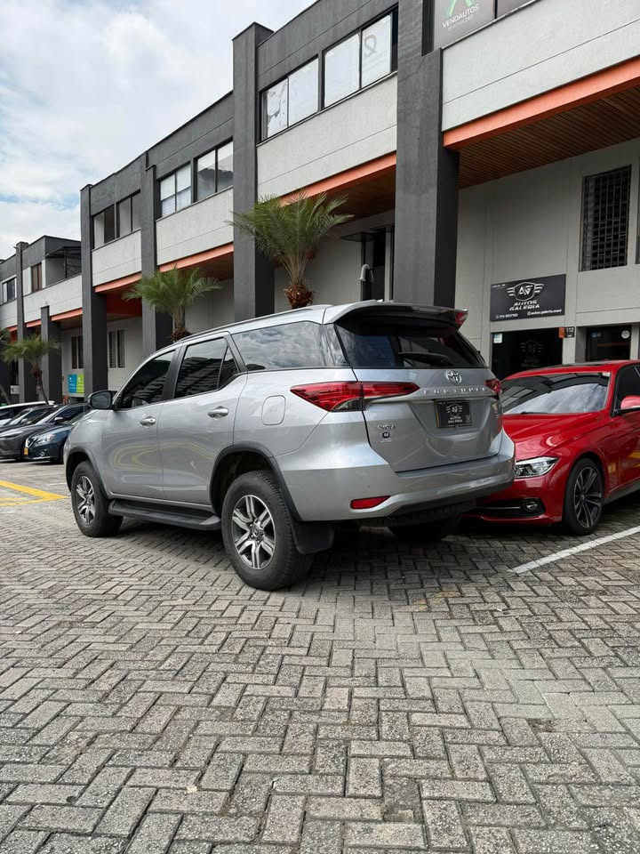 TOYOTA FORTUNER SR / 2023