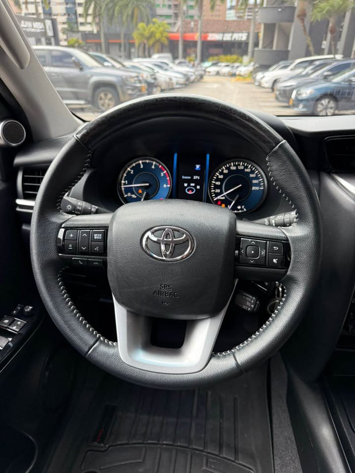 TOYOTA FORTUNER SR / 2023