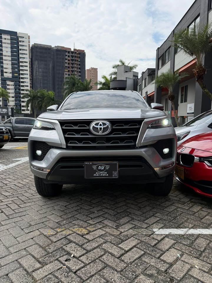 TOYOTA FORTUNER SR / 2023