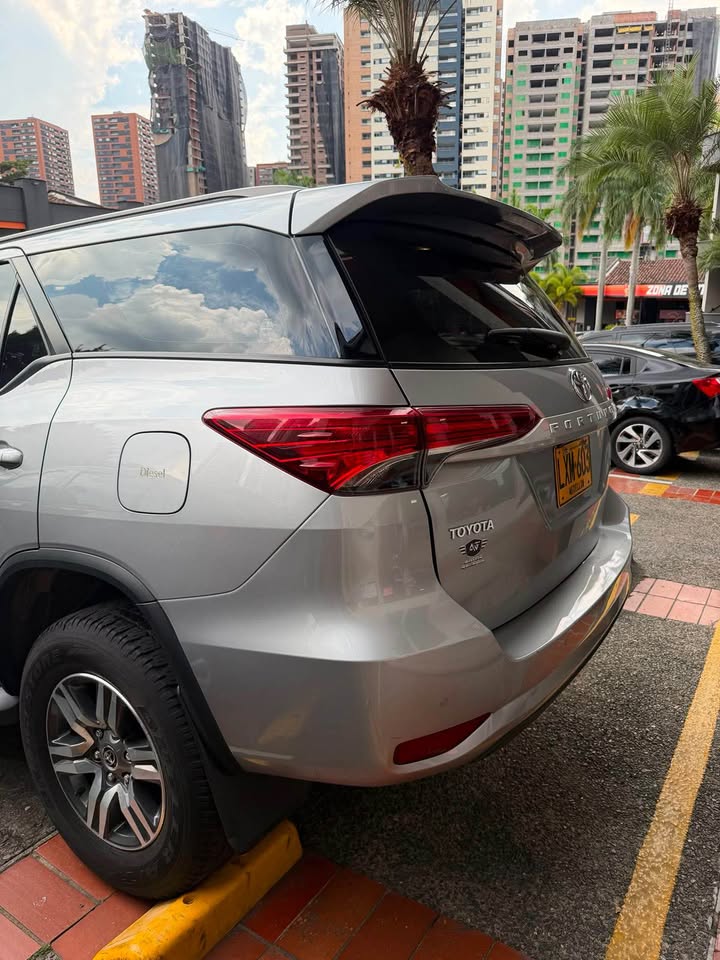TOYOTA FORTUNER SR / 2023