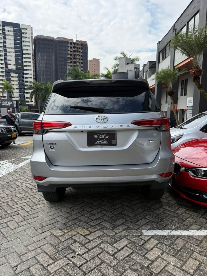 TOYOTA FORTUNER SR / 2023