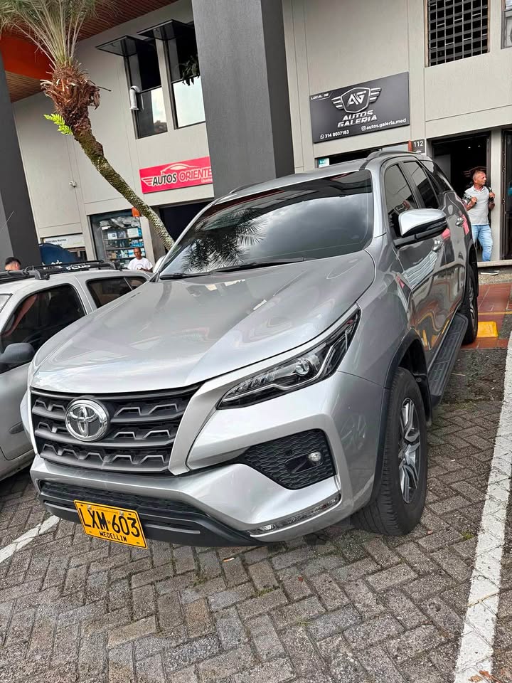 TOYOTA FORTUNER SR / 2023
