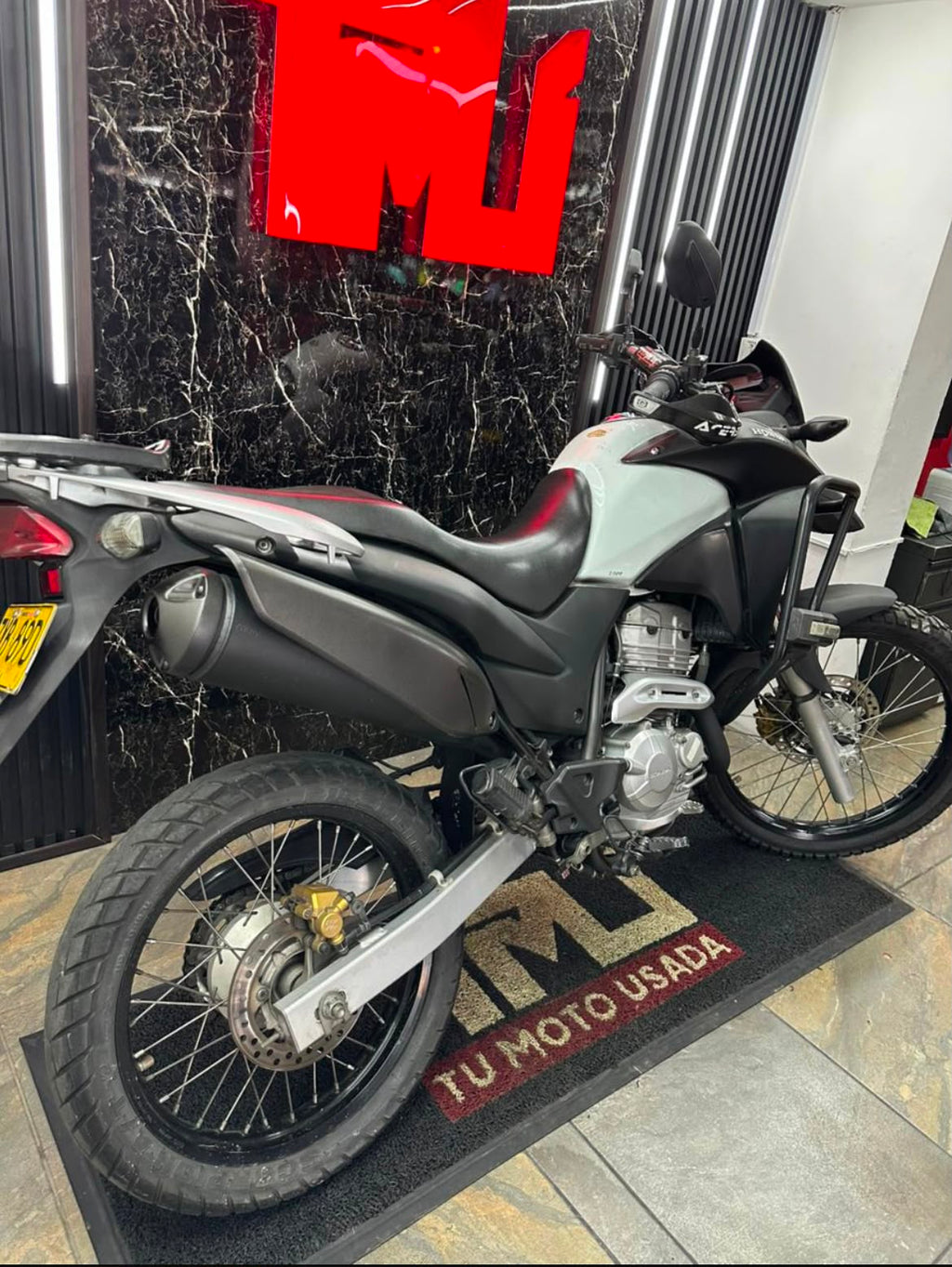 XRE 300 STD