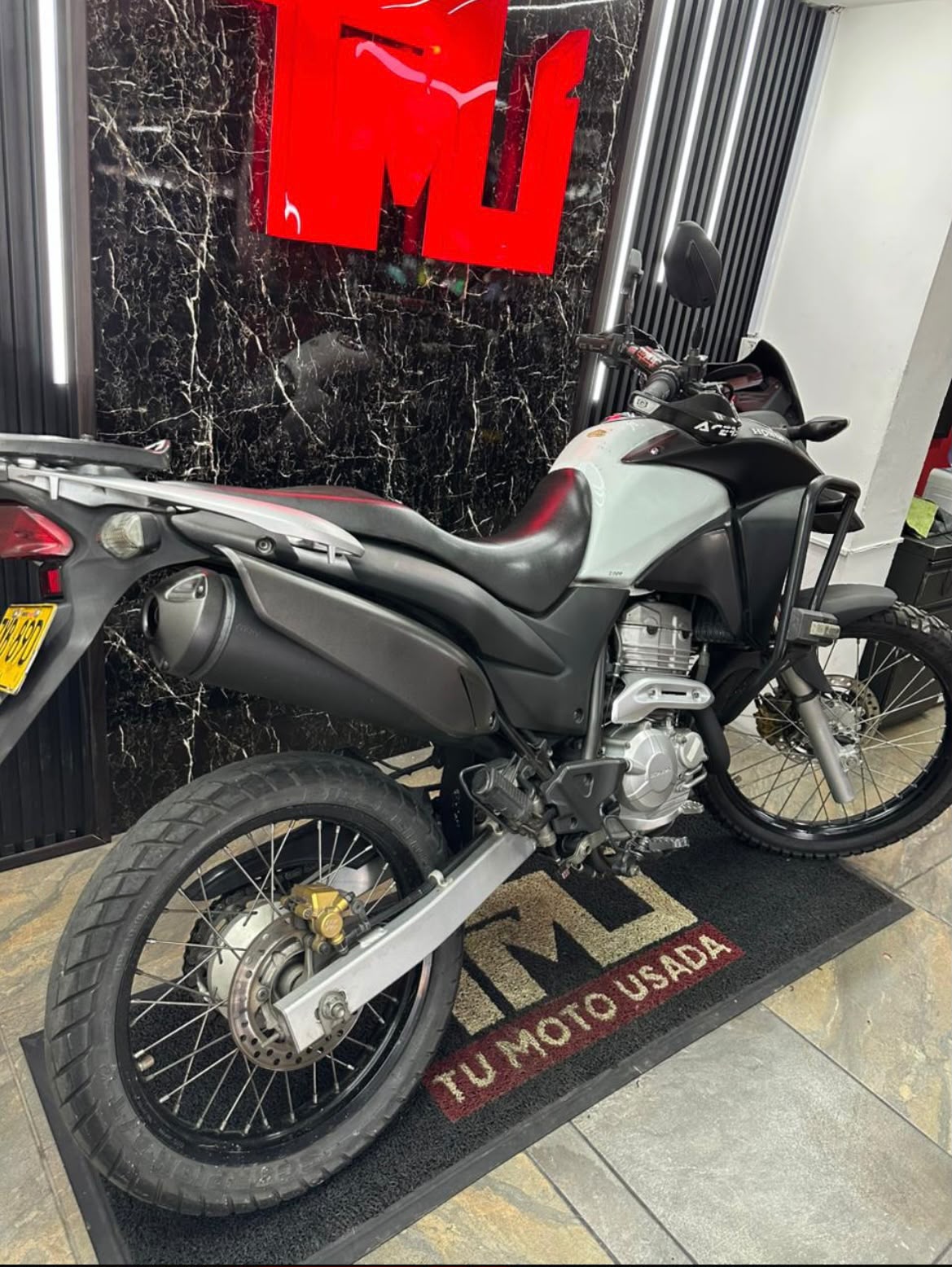 XRE 300 STD